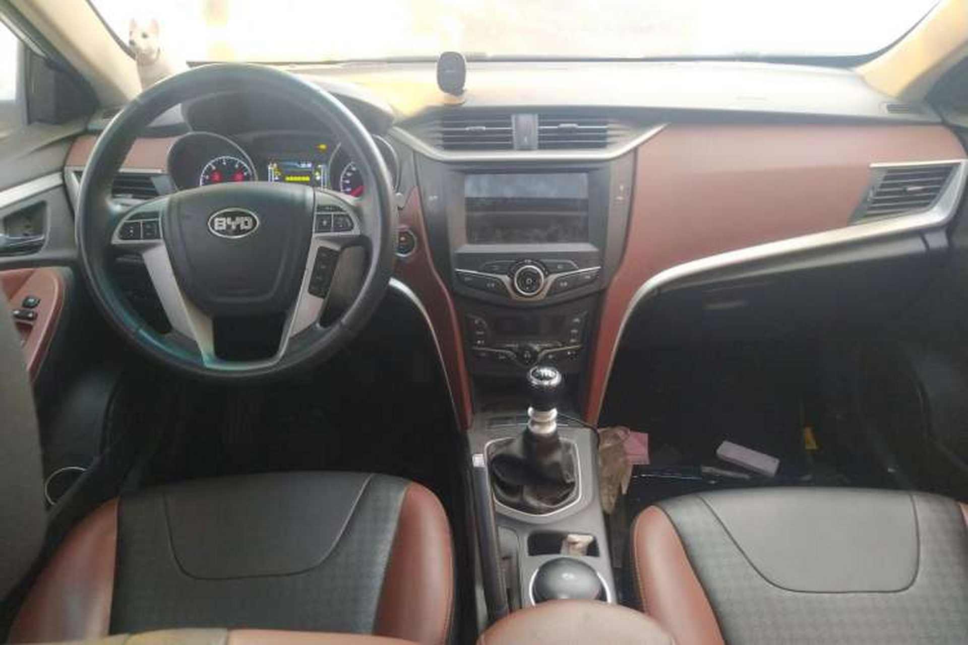 Used BYD G5 2014 1.5TI Manual Luxury Edition Center Console