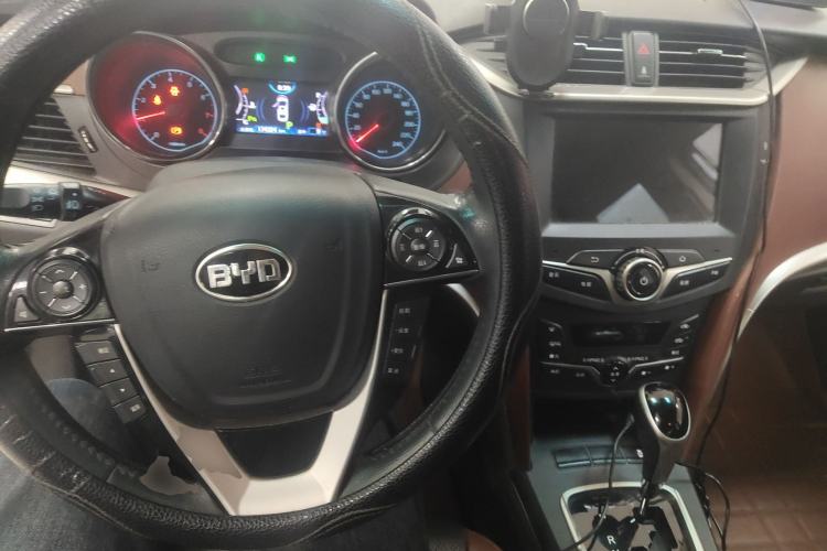 Used BYD G5 2014 1.5TID Automatic Flagship Model Center Console