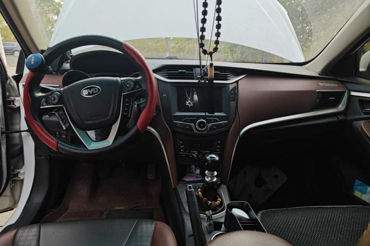 Used BYD G5 2014 1.5TI Manual Flagship Edition Center Console