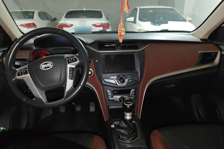 Used BYD G5 2014 1.5TI Manual Luxury Edition Center Console