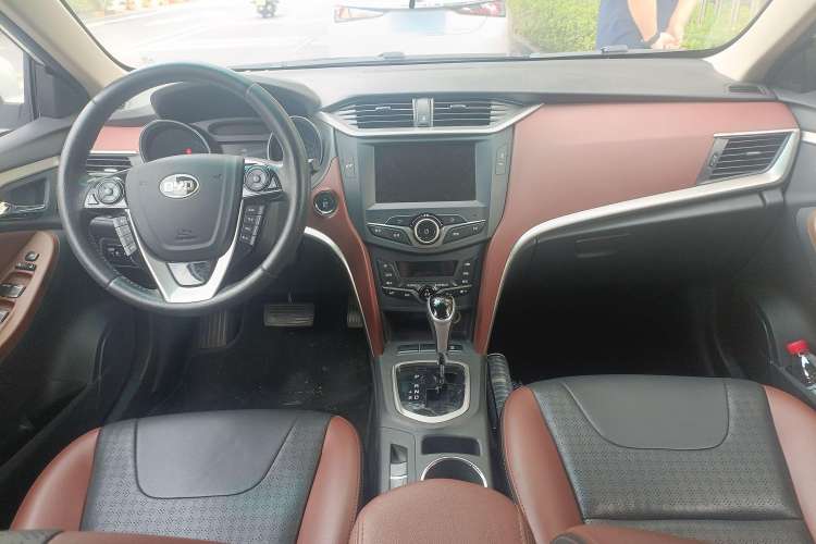 Used BYD G5 2014 1.5TID Automatic Flagship Model Center Console