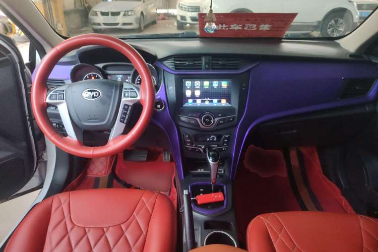 Used BYD G5 2014 1.5TID Automatic Prestige Model Center Console