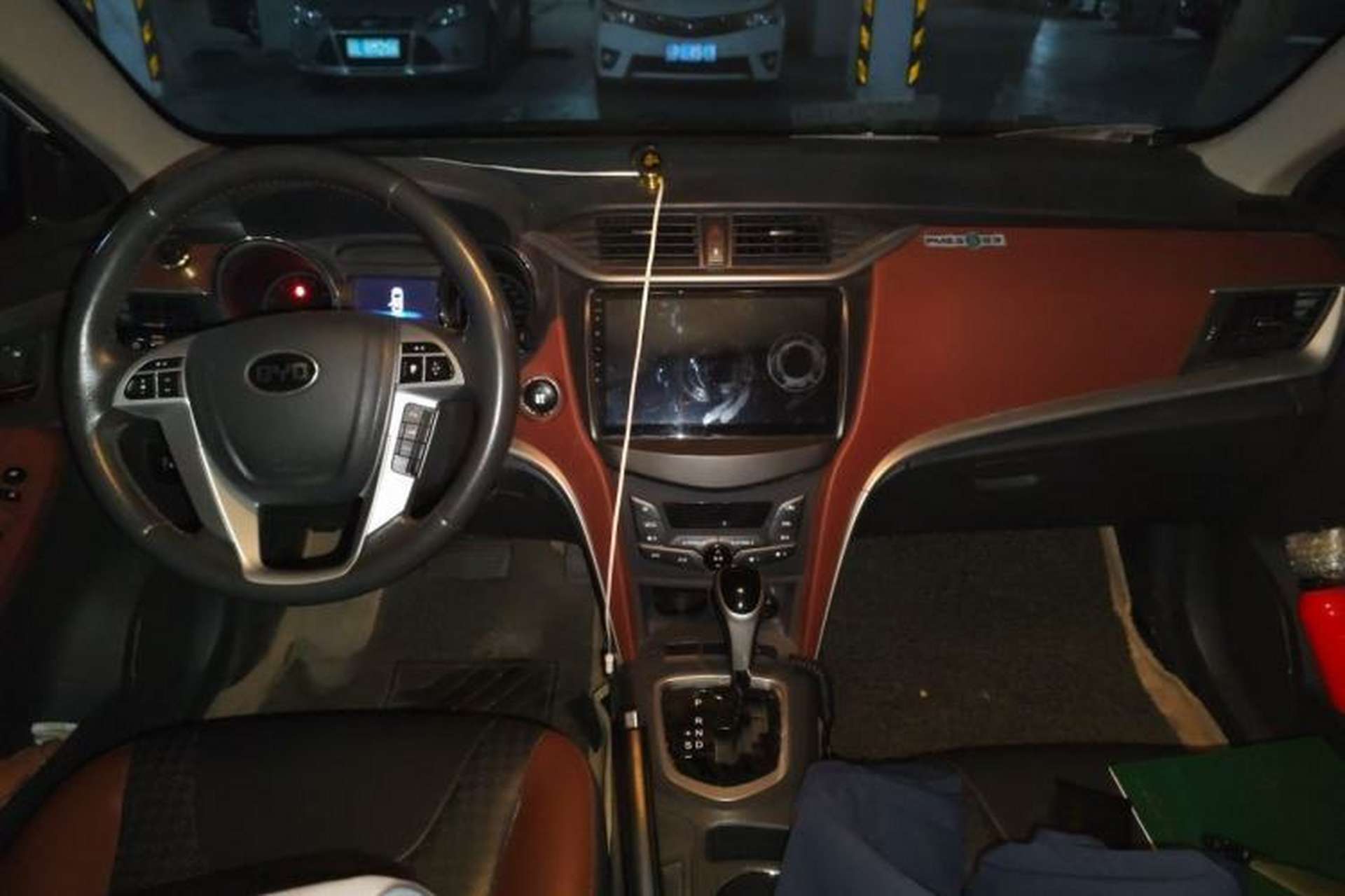 Used BYD G5 2014 1.5TID Automatic Prestige Model Center Console