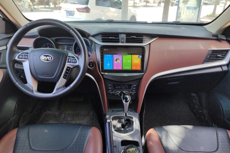 Used BYD G5 2014 1.5TID Automatic Prestige Model Center Console