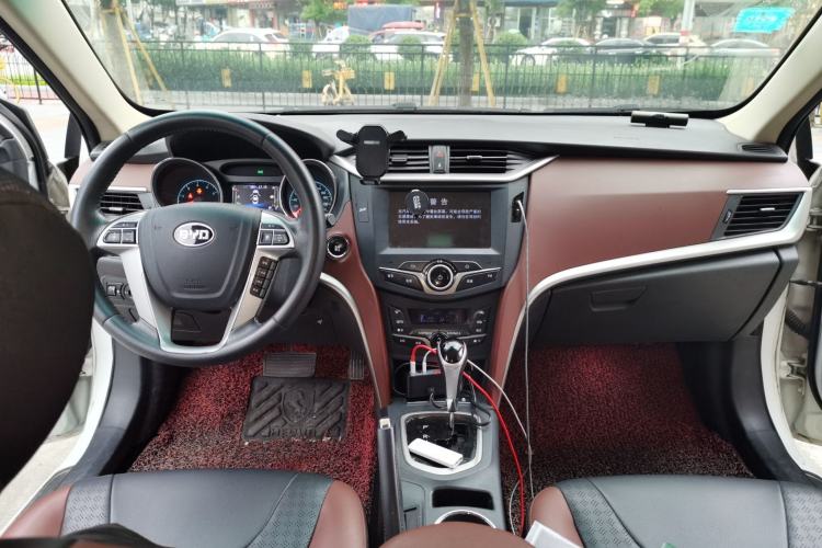 Used BYD G5 2014 1.5TID Automatic Prestige Model Center Console
