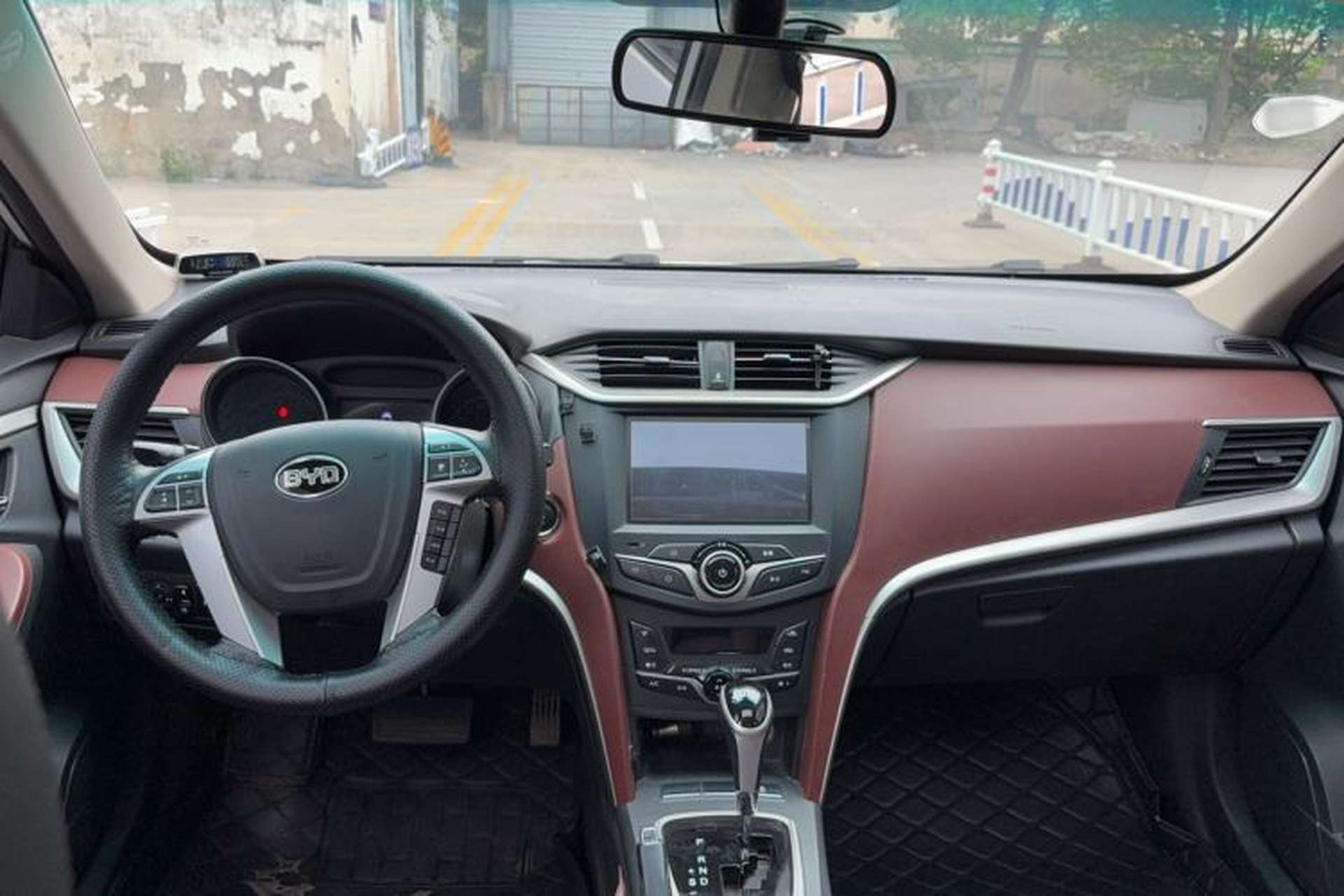 Used BYD G5 2014 1.5TID Automatic Prestige Model Center Console