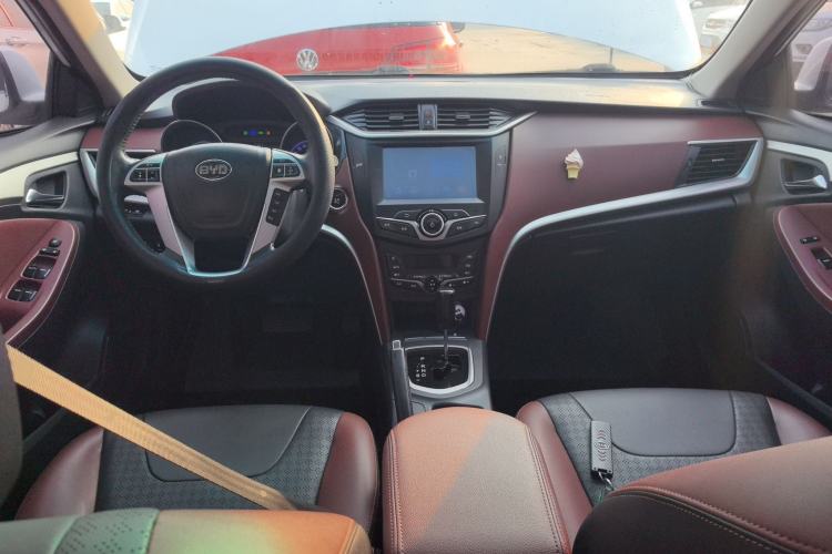 Used BYD G5 2014 1.5TID Automatic Prestige Model Center Console