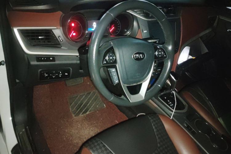 Used BYD G5 2014 1.5TID Automatic Flagship Model Center Console