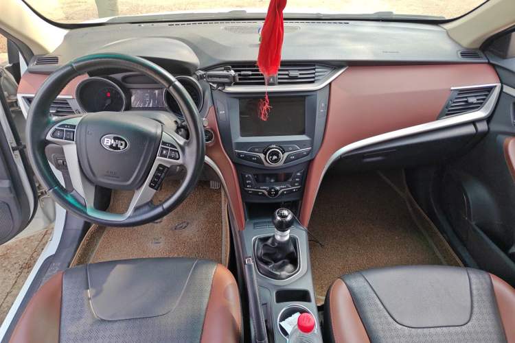 Used BYD G5 2014 1.5TI Manual Luxury Edition Center Console
