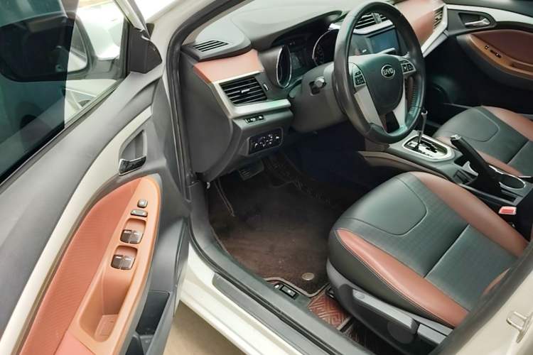 Used BYD G5 2014 1.5TID Automatic Prestige Model Driver Seat