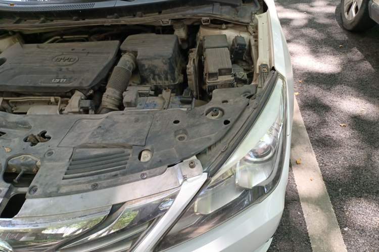 Used BYD G5 2014 1.5TID Automatic Prestige Model Engine Bay Left