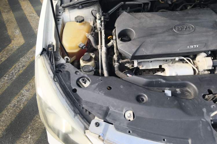 Used BYD G5 2014 1.5TID Automatic Prestige Model Engine Bay Right