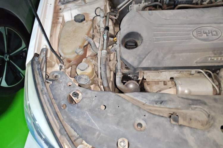 Used BYD G5 2014 1.5TID Automatic Prestige Model Engine Bay Right