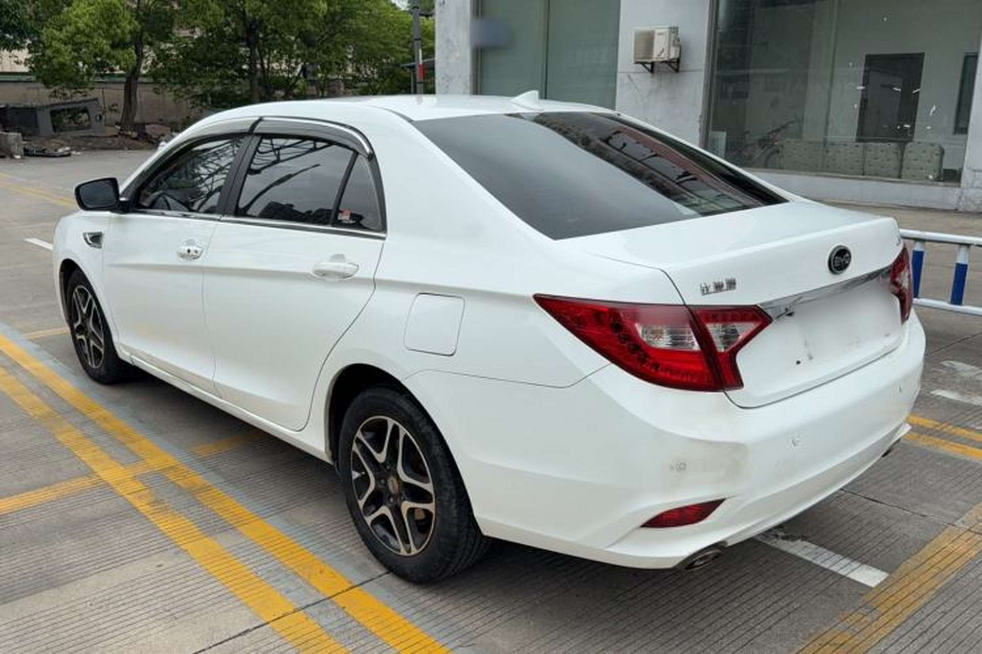 Used BYD G5 2014 1.5TID Automatic Prestige Model Exterior 1