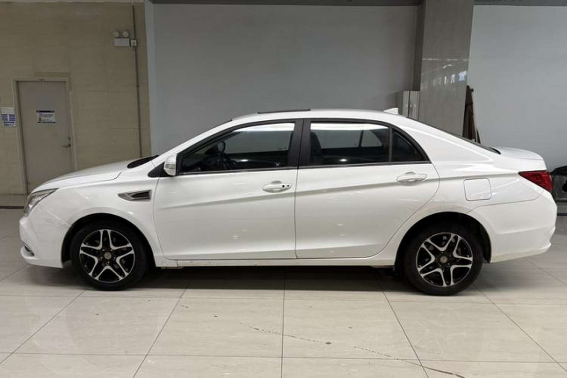 Used BYD G5 2014 1.5TID Automatic Prestige Model Exterior 10