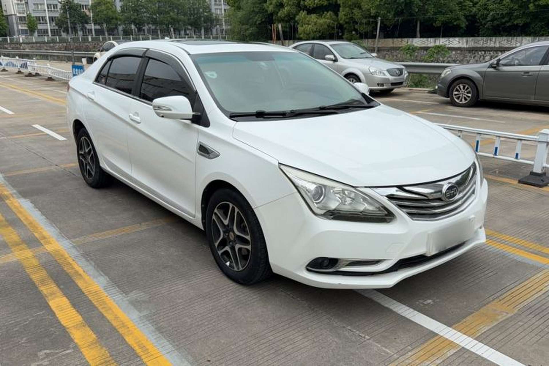 Used BYD G5 2014 1.5TID Automatic Prestige Model Exterior 3