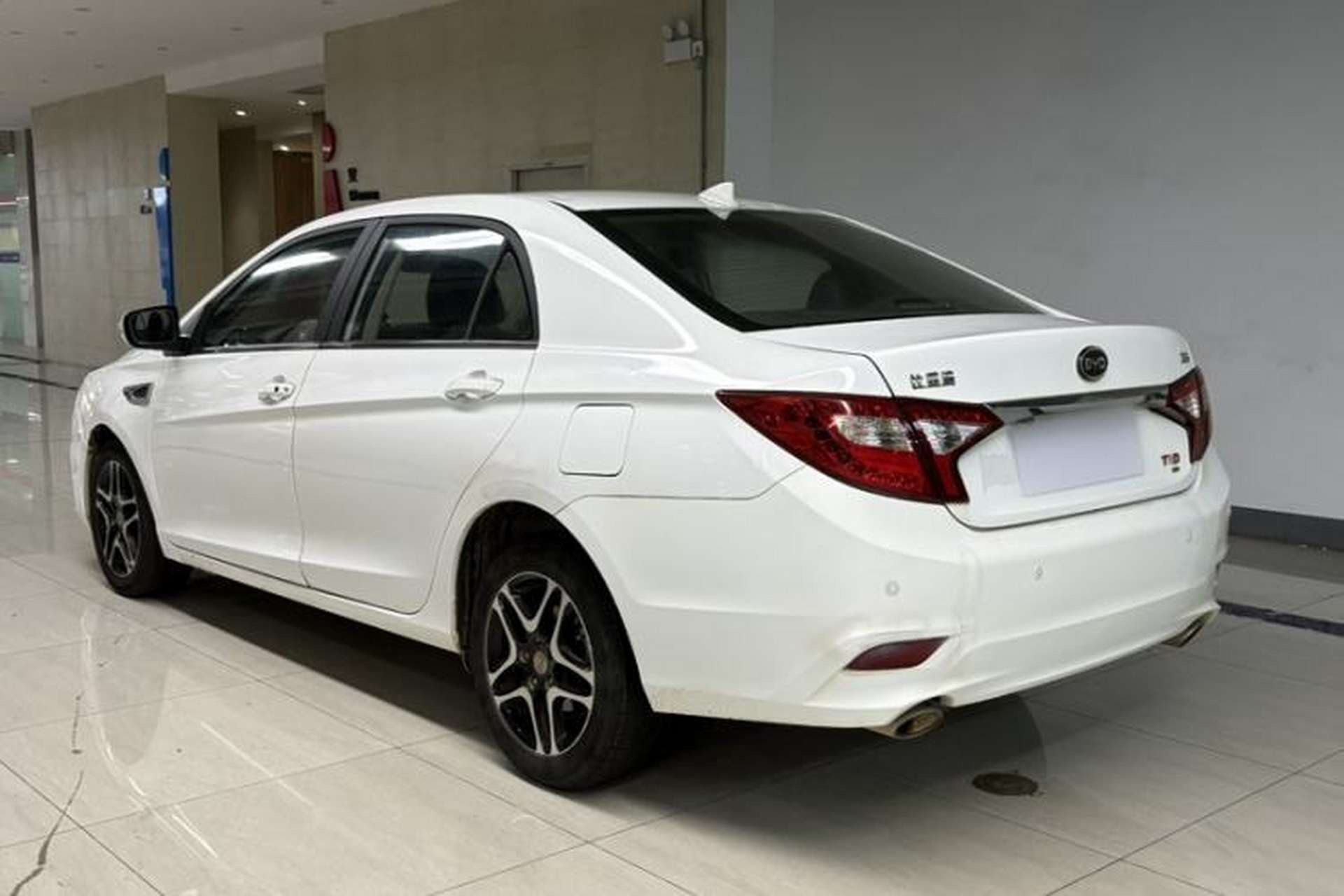 Used BYD G5 2014 1.5TID Automatic Prestige Model Exterior 6