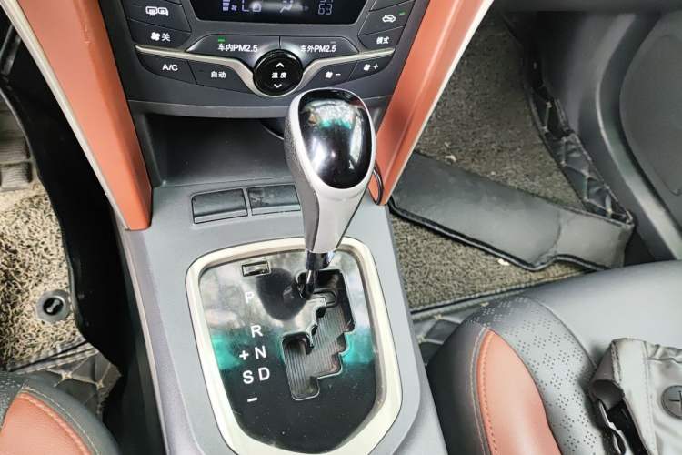 Used BYD G5 2014 1.5TID Automatic Prestige Model Gear Lever