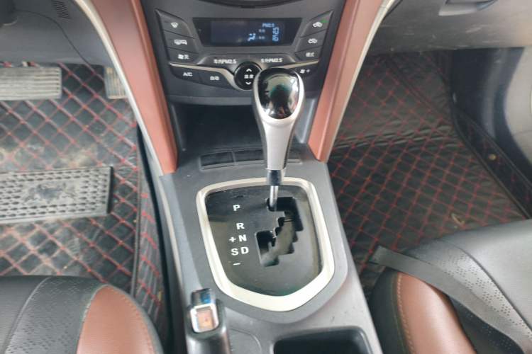Used BYD G5 2014 1.5TID Automatic Prestige Model Gear Lever