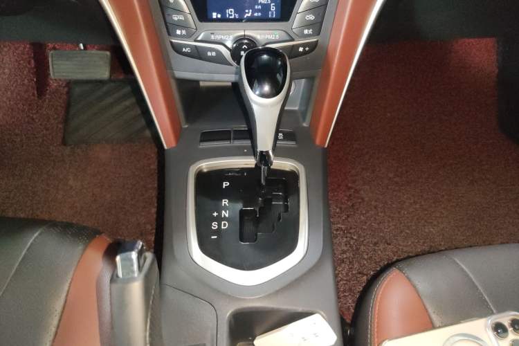 Used BYD G5 2014 1.5TID Automatic Prestige Model Gear Lever