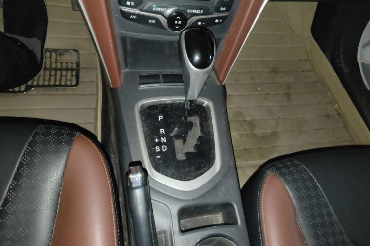 Used BYD G5 2014 1.5TID Automatic Prestige Model Gear Lever