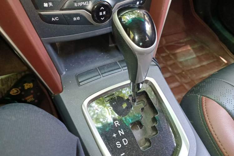 Used BYD G5 2014 1.5TID Automatic Prestige Model Gear Lever