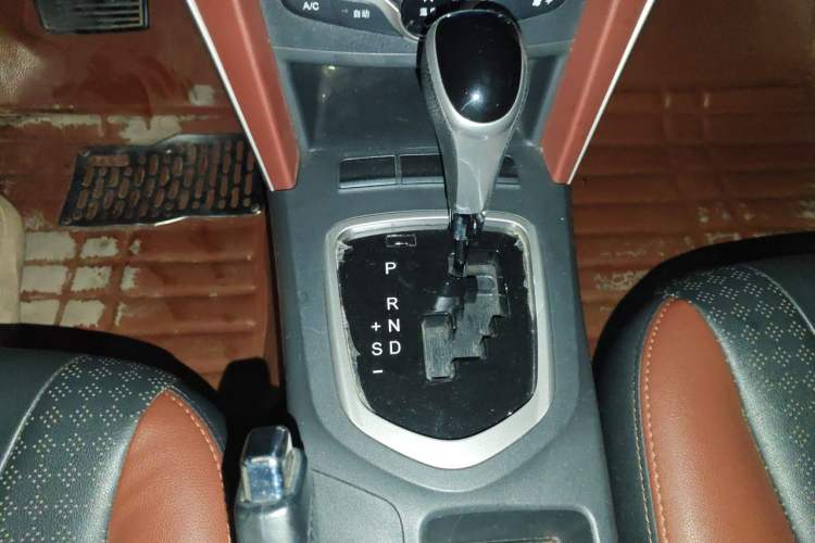 Used BYD G5 2014 1.5TID Automatic Prestige Model Gear Lever