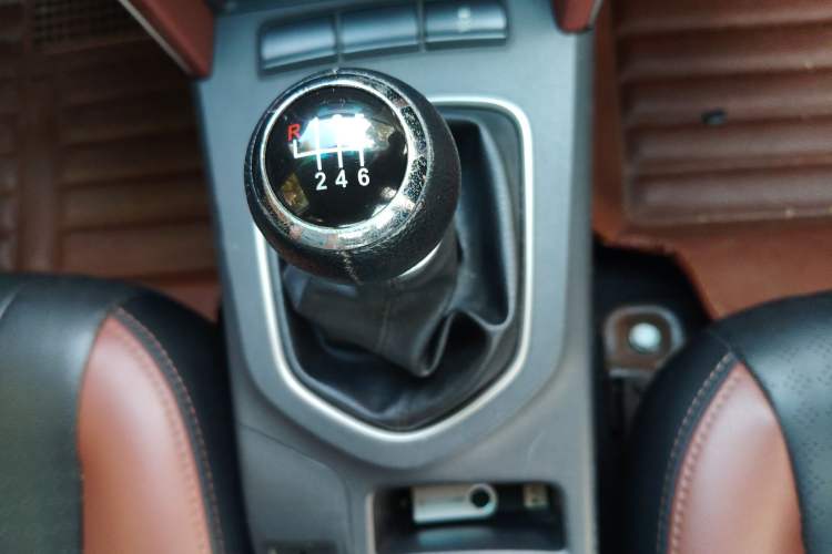 Used BYD G5 2014 1.5TI Manual Luxury Edition Gear Lever