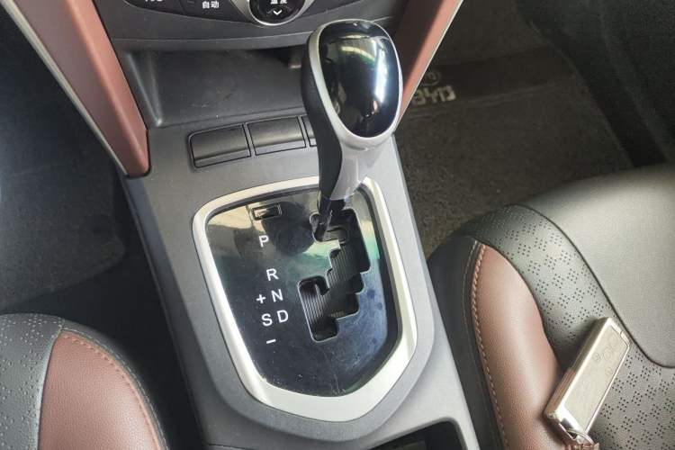 Used BYD G5 2014 1.5TID Automatic Luxury Version Gear Lever