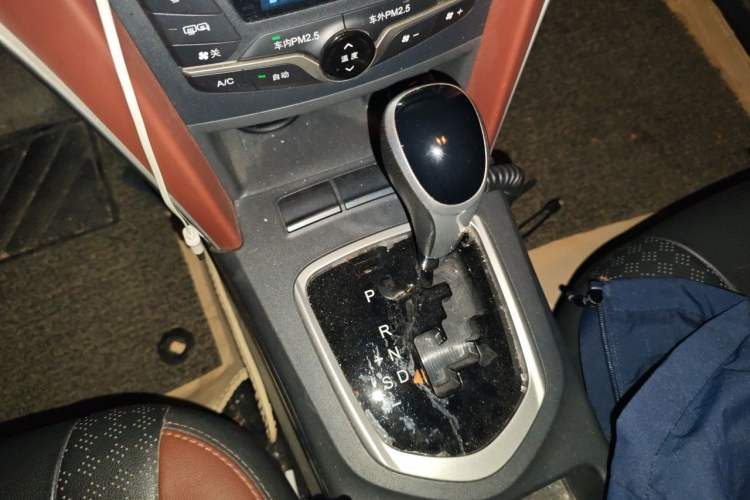 Used BYD G5 2014 1.5TID Automatic Prestige Model Gear Lever