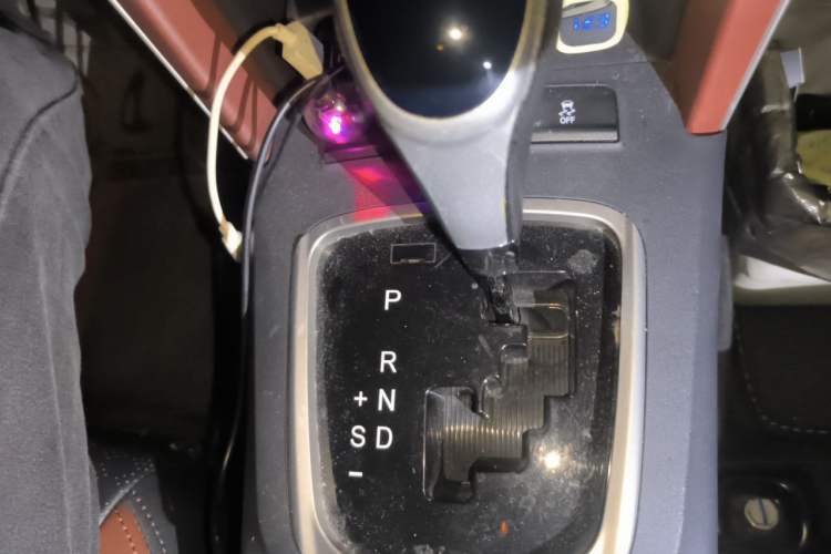 Used BYD G5 2014 1.5TID Automatic Prestige Model Gear Lever