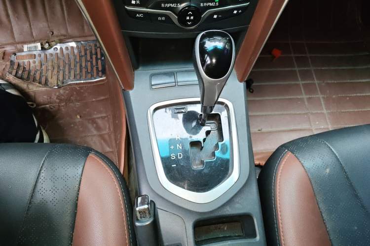 Used BYD G5 2014 1.5TID Automatic Prestige Model Gear Lever