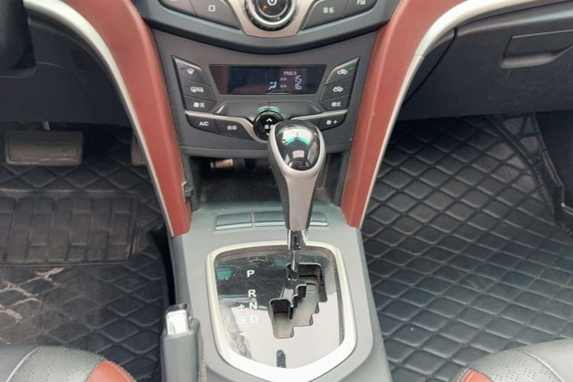 Used BYD G5 2014 1.5TID Automatic Prestige Model Gear Lever