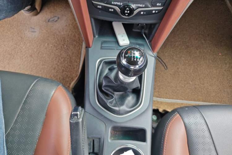 Used BYD G5 2014 1.5TI Manual Luxury Edition Gear Lever