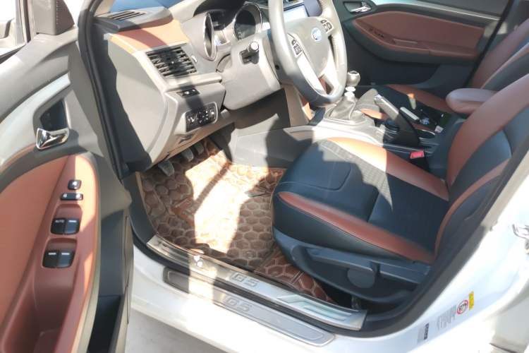 Used BYD G5 2014 1.5TI Manual Luxury Edition Interior 2
