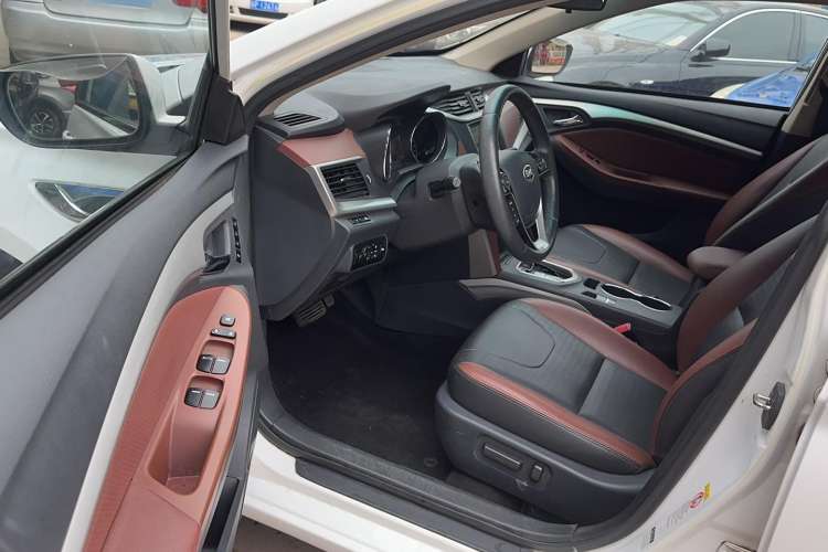Used BYD G5 2014 1.5TID Automatic Flagship Model Interior 2