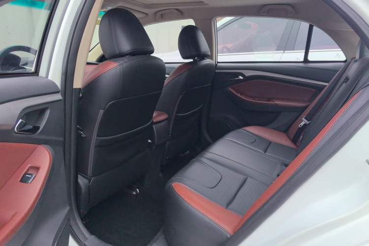 Used BYD G5 2014 1.5TID Automatic Prestige Model Interior 3