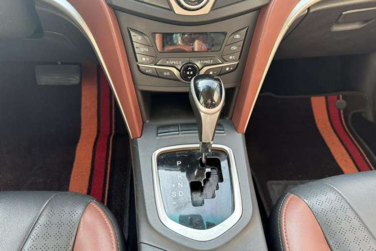 Used BYD G5 2014 1.5TID Automatic Flagship Model Interior 4