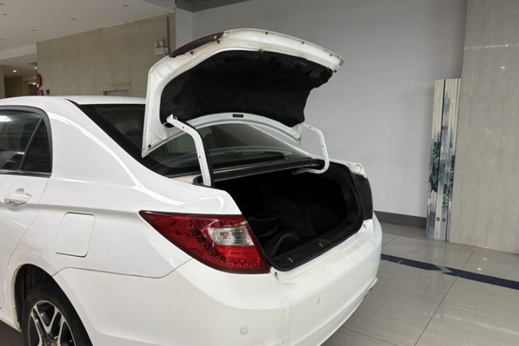 Used BYD G5 2014 1.5TID Automatic Prestige Model Interior 4