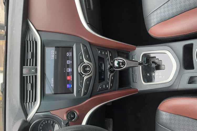 Used BYD G5 2014 1.5TID Automatic Flagship Model Interior 5