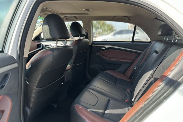 Used BYD G5 2014 1.5TID Automatic Flagship Model Interior 6