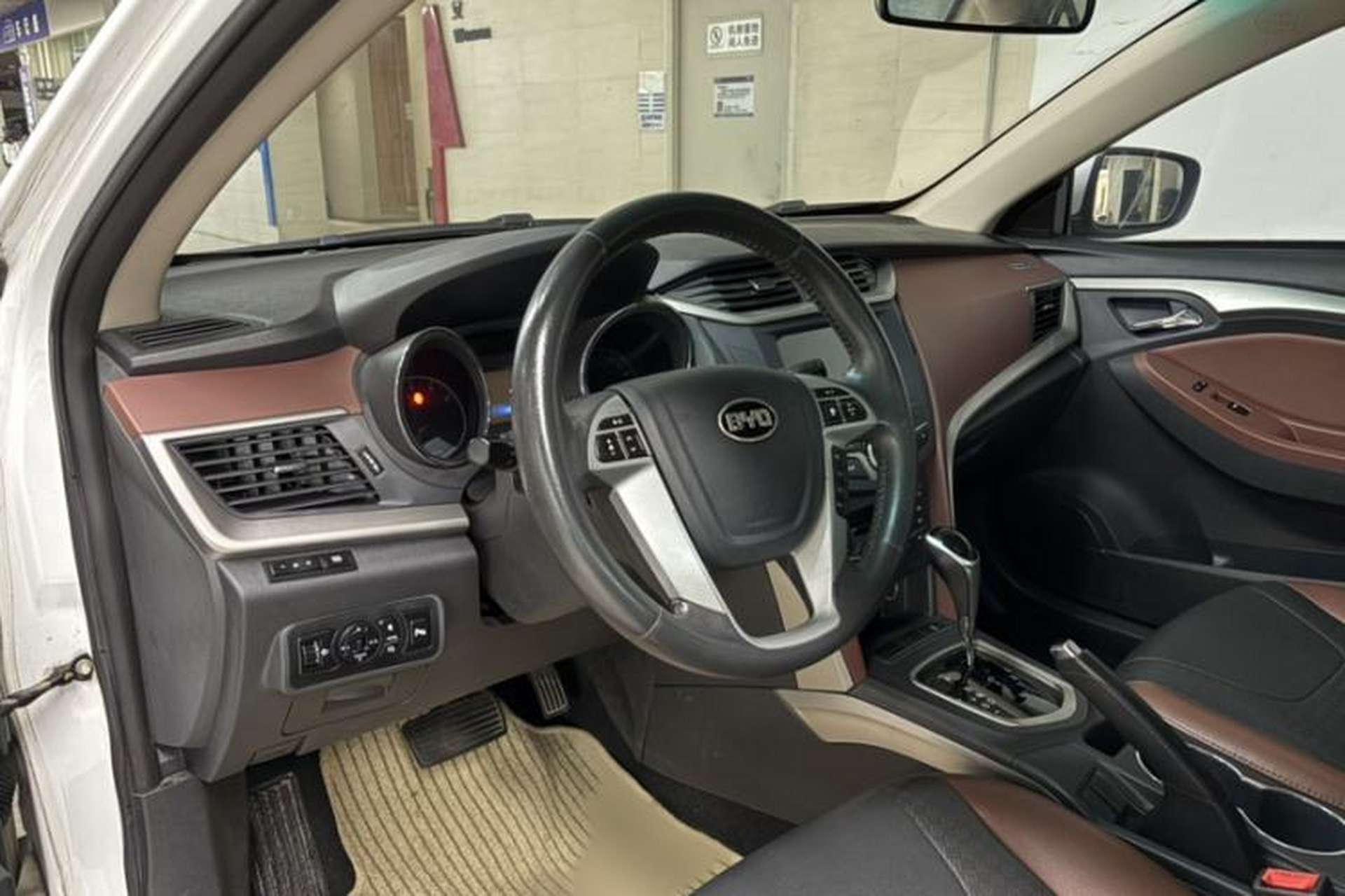 Used BYD G5 2014 1.5TID Automatic Prestige Model Interior 8