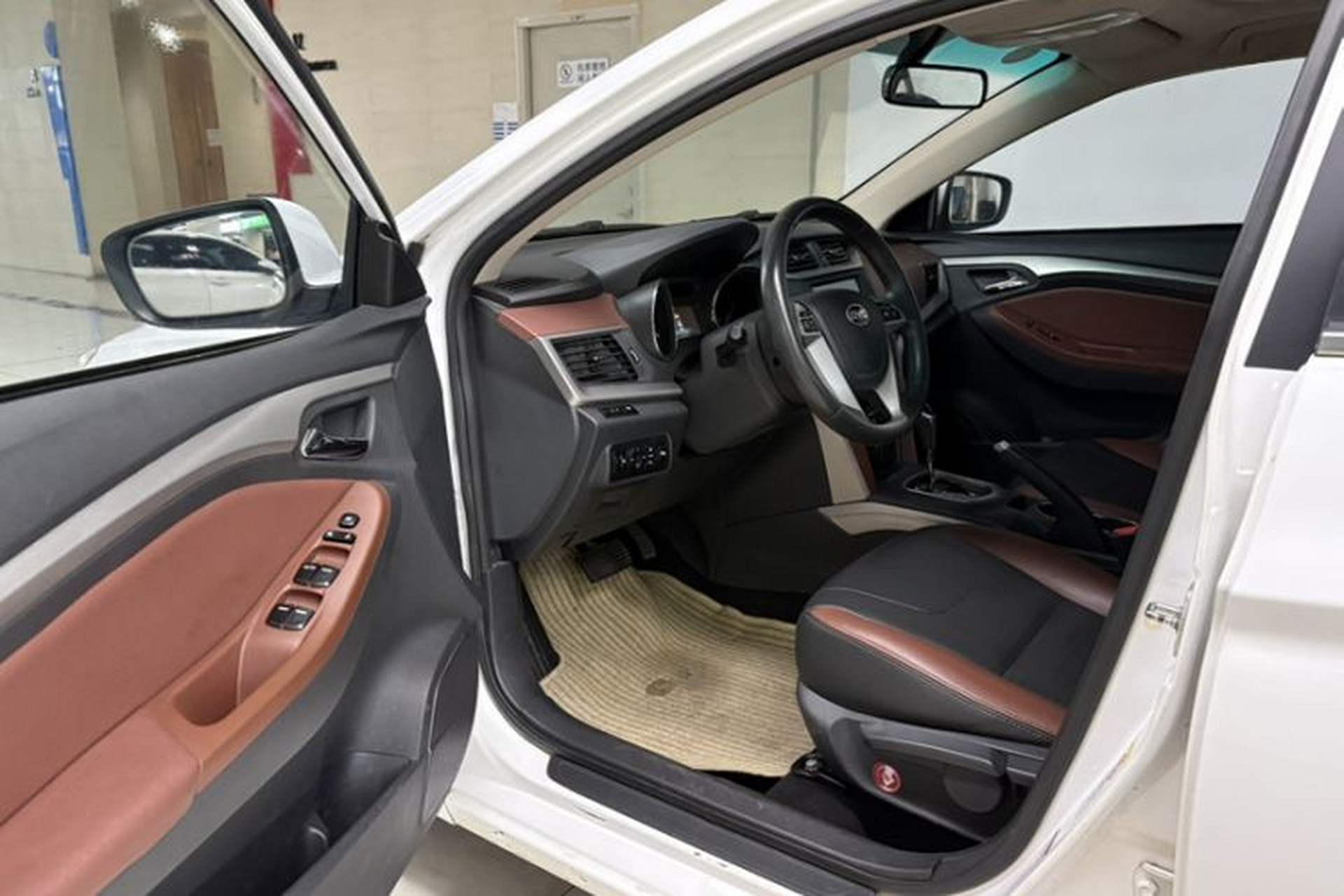 Used BYD G5 2014 1.5TID Automatic Prestige Model Interior 9