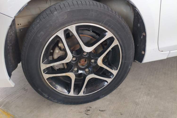 Used BYD G5 2014 1.5TID Automatic Prestige Model Left Front Wheel Hub