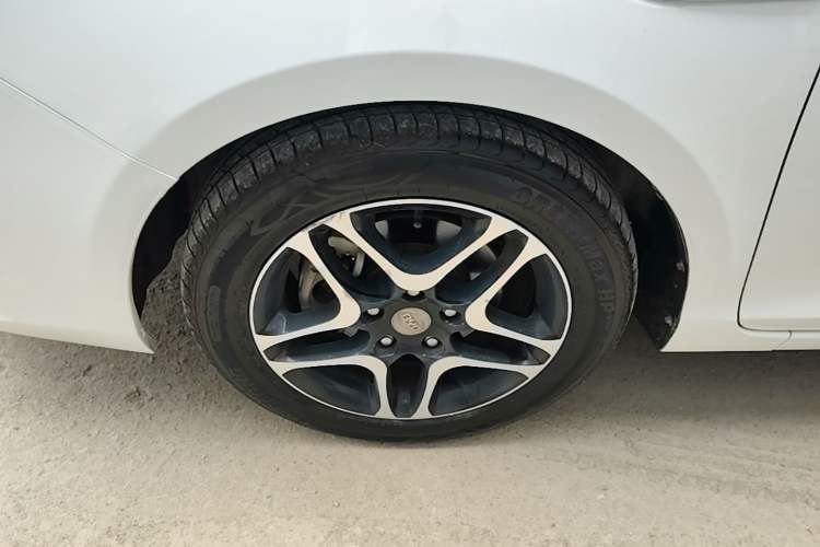 Used BYD G5 2014 1.5TID Automatic Prestige Model Left Front Wheel Hub