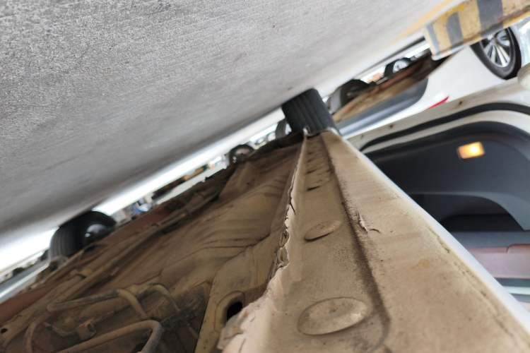Used BYD G5 2014 1.5TID Automatic Prestige Model Left Side Sill