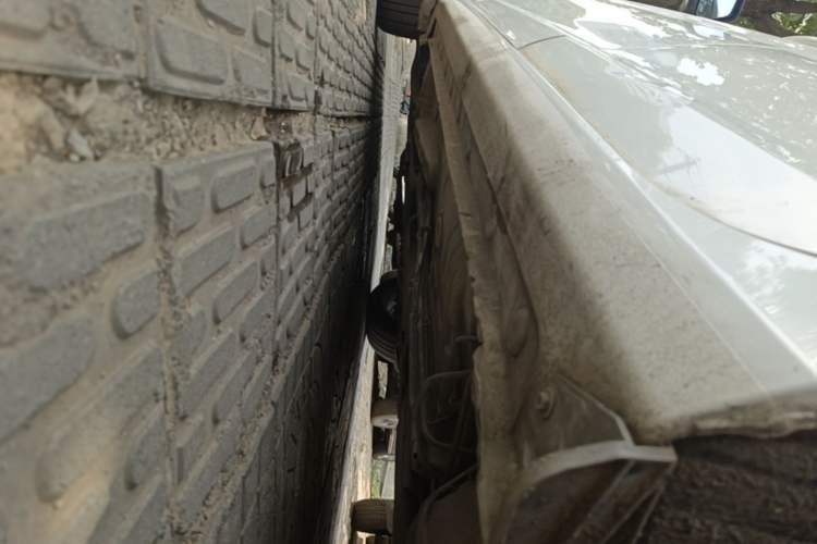Used BYD G5 2014 1.5TID Automatic Prestige Model Left Side Sill
