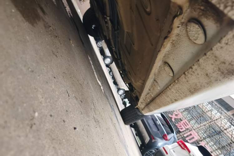 Used BYD G5 2014 1.5TID Automatic Prestige Model Left Side Sill
