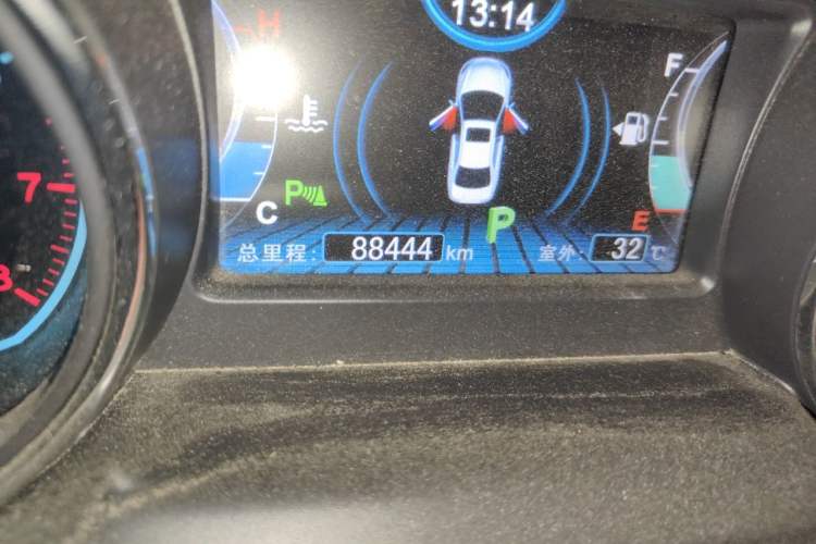 Used BYD G5 2014 1.5TID Automatic Prestige Model Odometer Close Up
