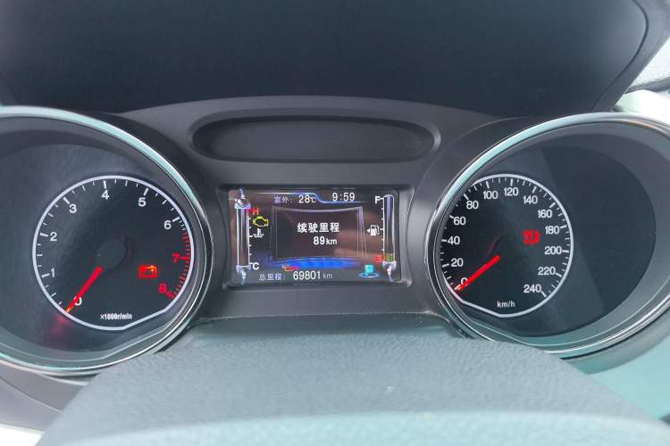 Used BYD G5 2014 1.5TID Automatic Prestige Model Odometer Close Up